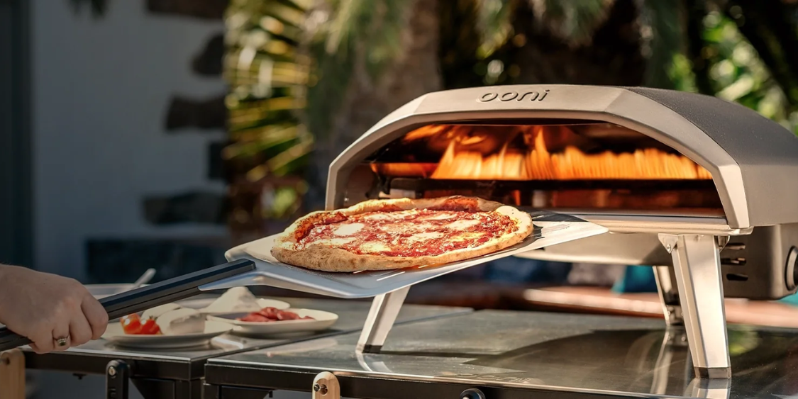 Torne-se um mestre pizzaiolo: descubra os fornos e conjuntos Ooni com 20% de desconto